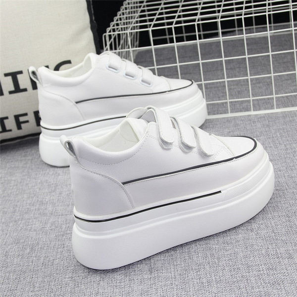 Valged kleebiste ja kõrge tallaga tossud