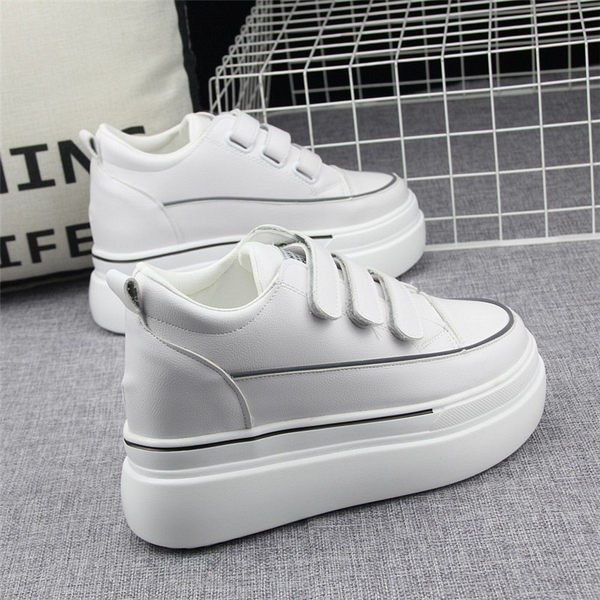 Valged kleebiste ja kõrge tallaga tossud