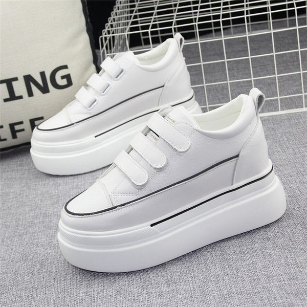 Valged kleebiste ja kõrge tallaga tossud