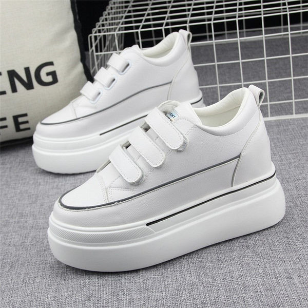 Valged kleebiste ja kõrge tallaga tossud