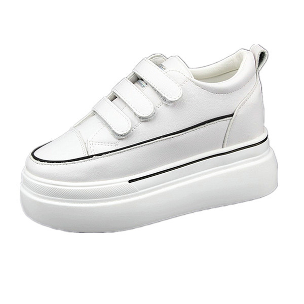 Valged kleebiste ja kõrge tallaga tossud