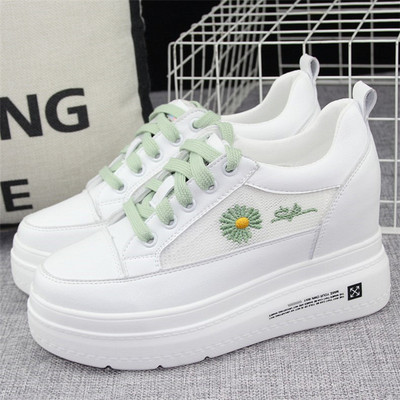 Női tornacipő rejtett platformmal és hálós résszel