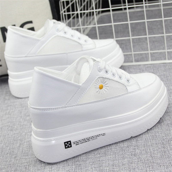 Női tornacipő hímzéssel és hálóval