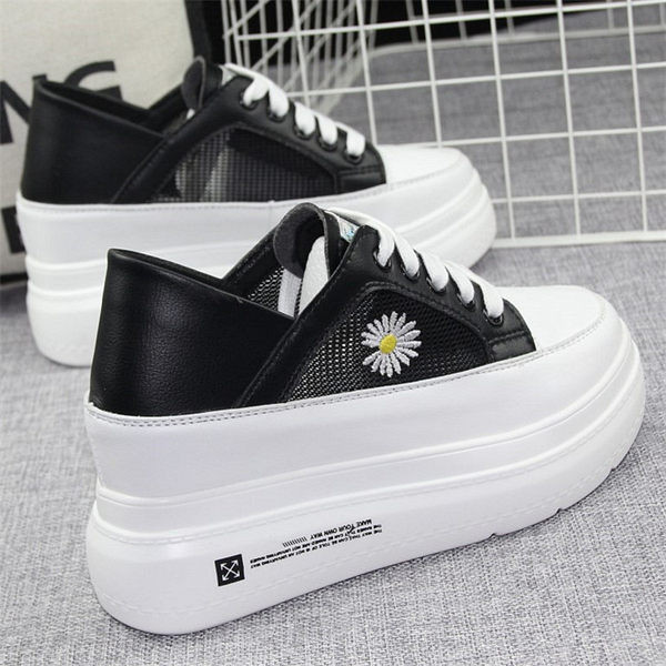 Női tornacipő hímzéssel és hálóval