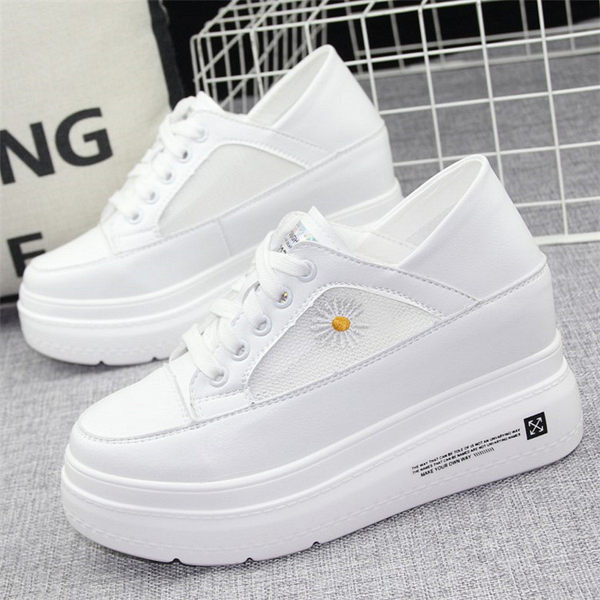 Női tornacipő hímzéssel és hálóval