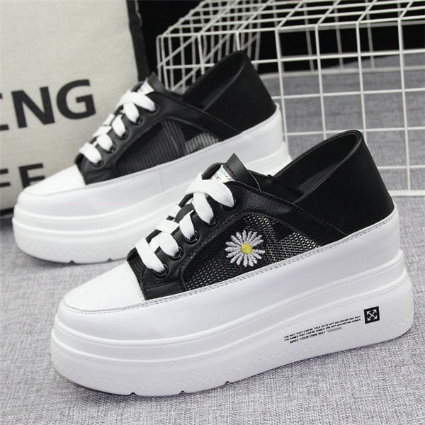 Női tornacipő hímzéssel és hálóval