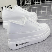 Naiste valged ja mustad paeltega tossud