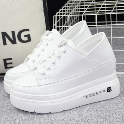 Naiste valged ja mustad paeltega tossud