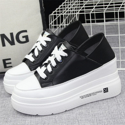 Naiste valged ja mustad paeltega tossud