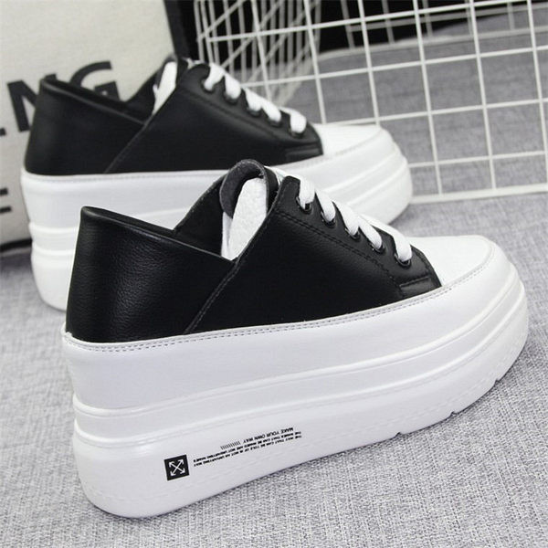 Naiste valged ja mustad paeltega tossud