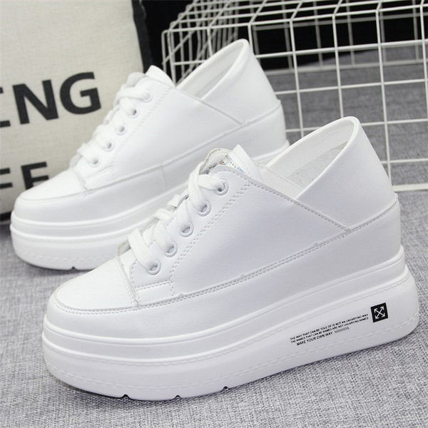 Naiste valged ja mustad paeltega tossud