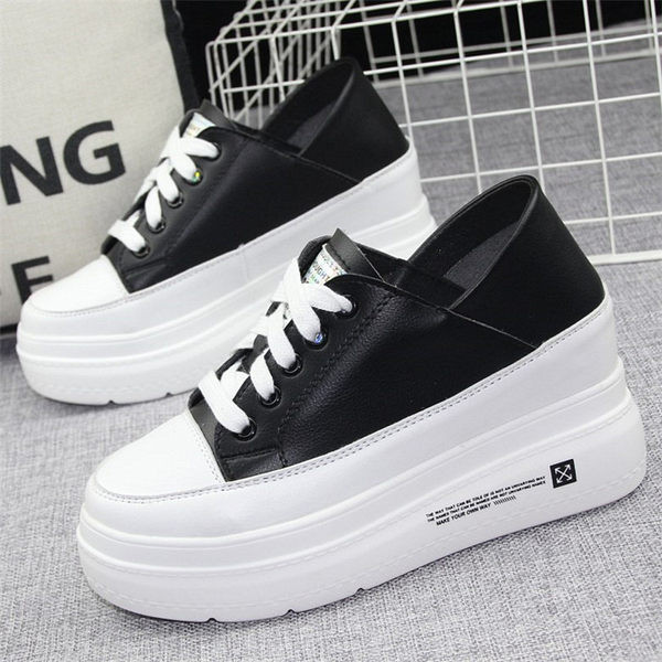 Naiste valged ja mustad paeltega tossud