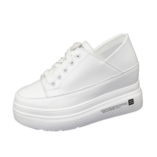 Naiste valged ja mustad paeltega tossud