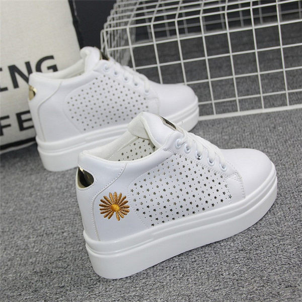 Γυναικεία sneakers από διάτρητο οικολογικό δέρμα με κρυφή πλατφόρμα