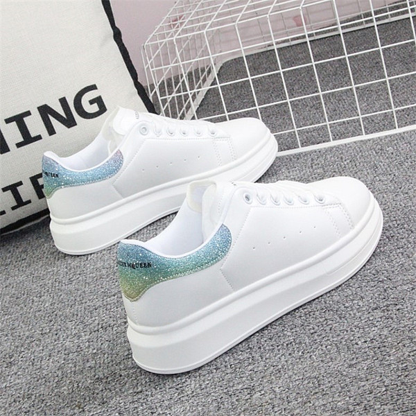 Műbőrből készült, lapos talpú női tornacipő új modellje