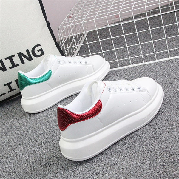 Műbőrből készült, lapos talpú női tornacipő új modellje