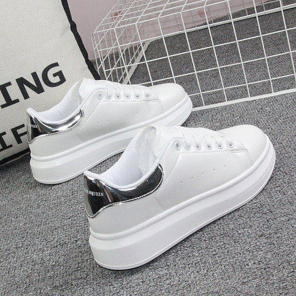 Műbőrből készült, lapos talpú női tornacipő új modellje