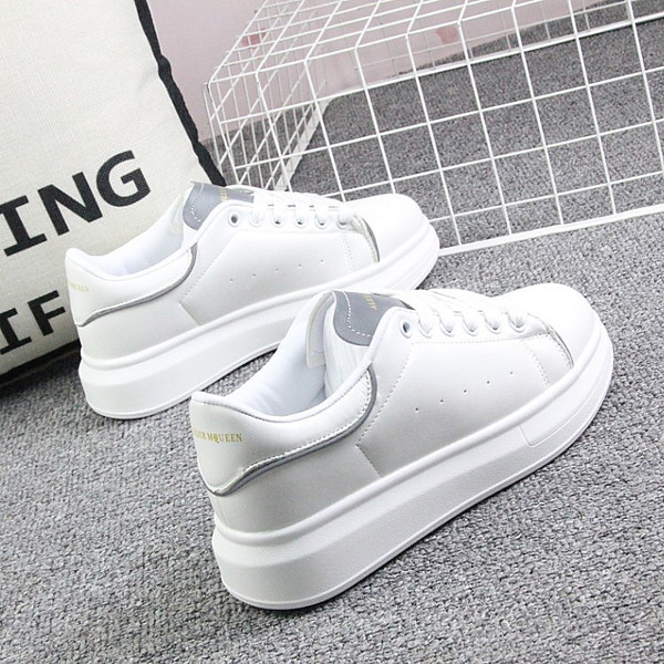 Műbőrből készült, lapos talpú női tornacipő új modellje