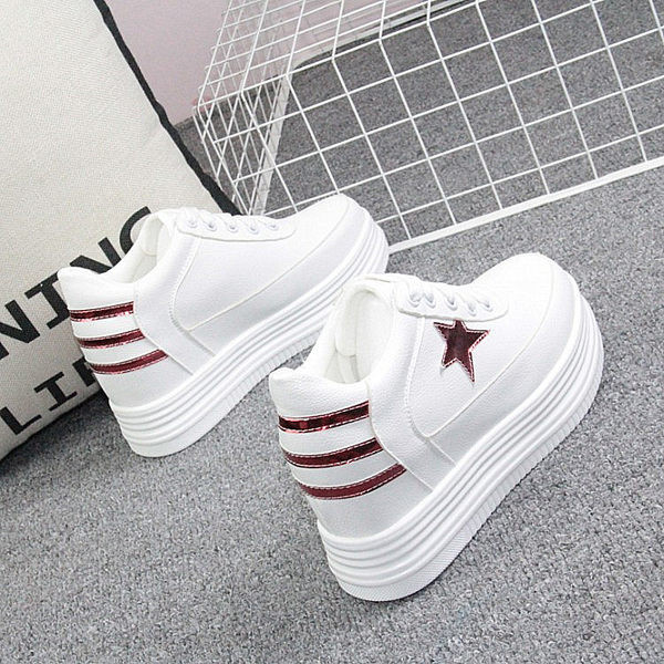 Női tornacipő magas talppal, fehér színben