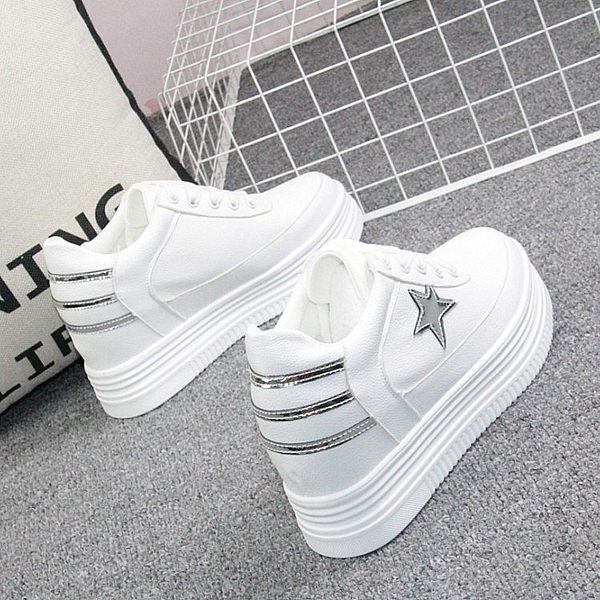 Női tornacipő magas talppal, fehér színben