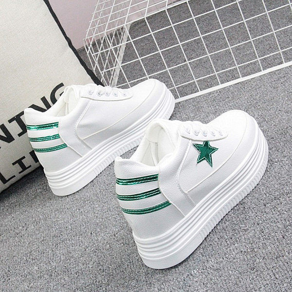 Női tornacipő magas talppal, fehér színben