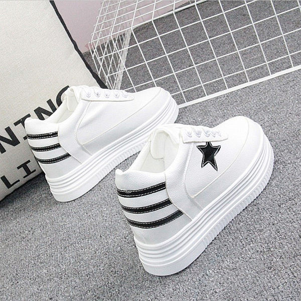 Női tornacipő magas talppal, fehér színben