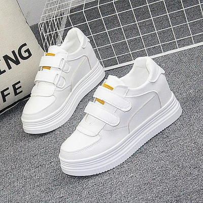 Kolmes värvitoonis kõrge talla ja kleebistega naiste tossud