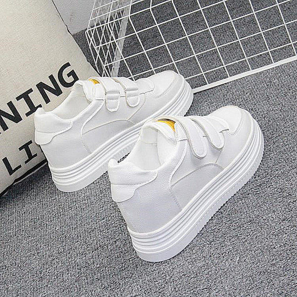 Kolmes värvitoonis kõrge talla ja kleebistega naiste tossud