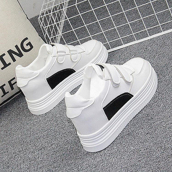 Kolmes värvitoonis kõrge talla ja kleebistega naiste tossud