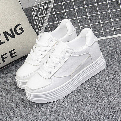 Модерни дамски маратонки с връзки -бял цвят