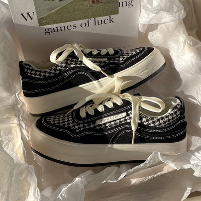 Kolmes värvitoonis naiste tossud lipsudega