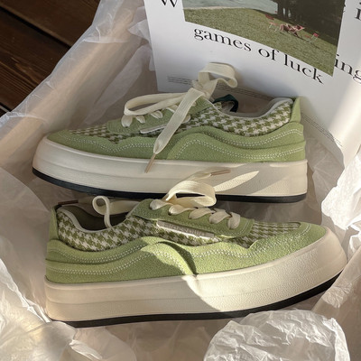 Kolmes värvitoonis naiste tossud lipsudega