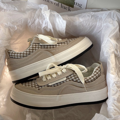 Kolmes värvitoonis naiste tossud lipsudega