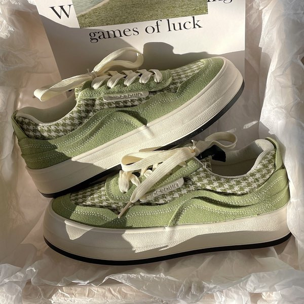 Kolmes värvitoonis naiste tossud lipsudega