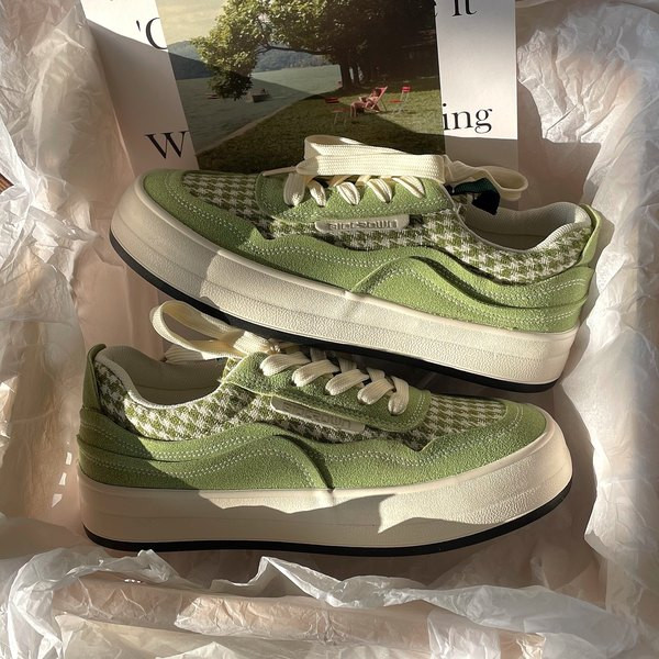 Kolmes värvitoonis naiste tossud lipsudega