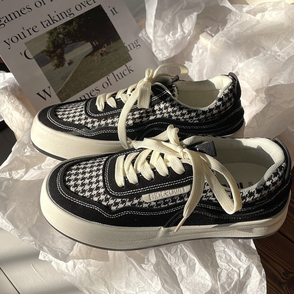 Kolmes värvitoonis naiste tossud lipsudega