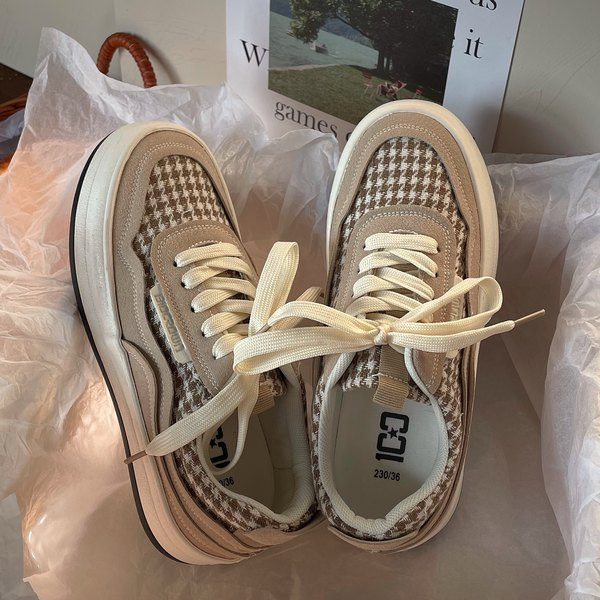 Kolmes värvitoonis naiste tossud lipsudega