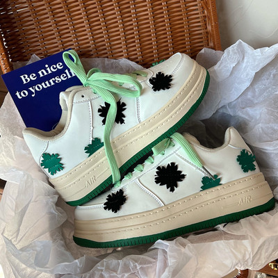 Värviliste lipsudega vabaaja nahast tossud