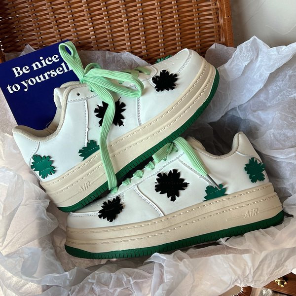 Värviliste lipsudega vabaaja nahast tossud