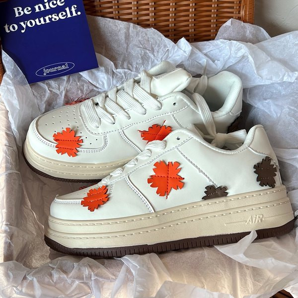 Värviliste lipsudega vabaaja nahast tossud