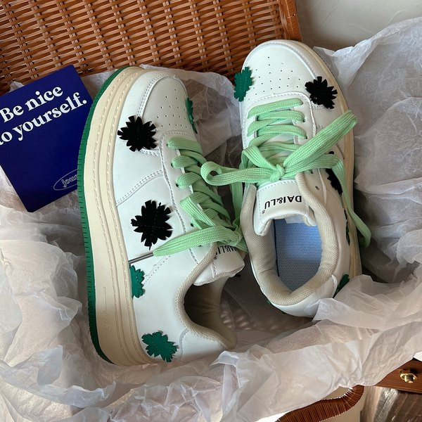 Värviliste lipsudega vabaaja nahast tossud