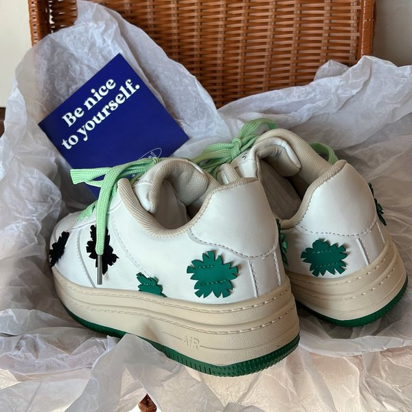 Värviliste lipsudega vabaaja nahast tossud