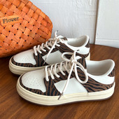 Prindi ja lipsudega naiste tossud