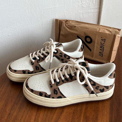 Prindi ja lipsudega naiste tossud