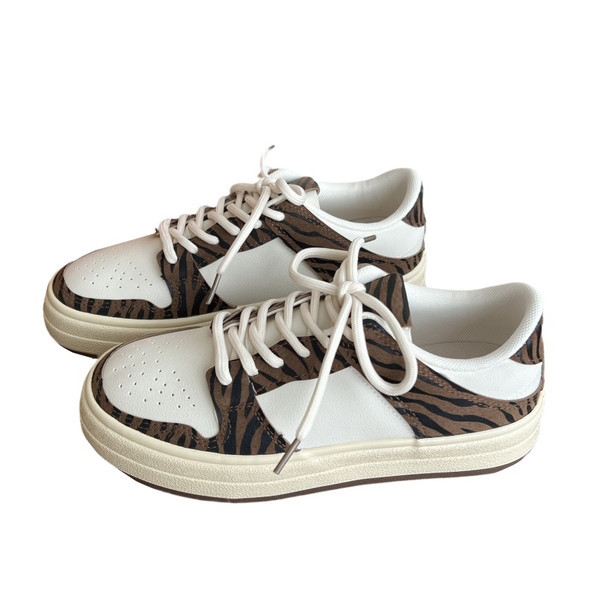 Prindi ja lipsudega naiste tossud