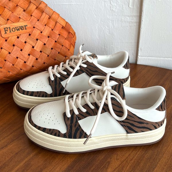 Prindi ja lipsudega naiste tossud