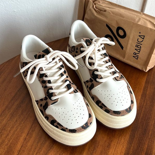 Prindi ja lipsudega naiste tossud