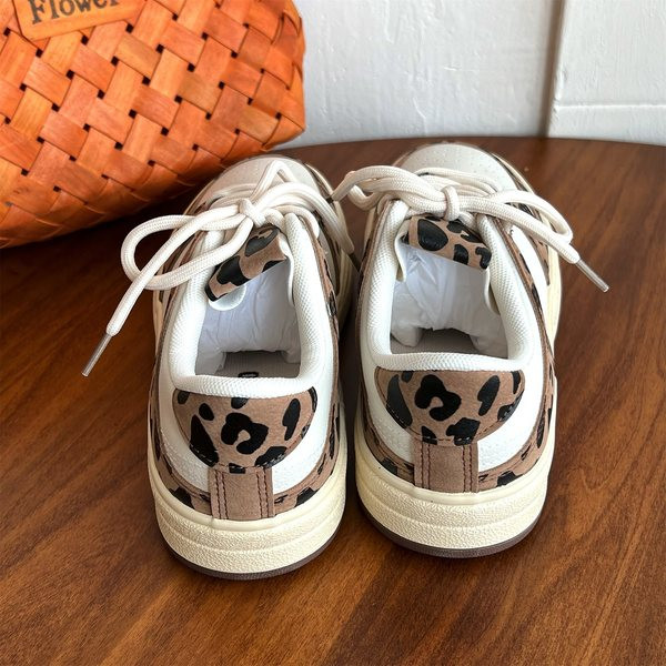 Prindi ja lipsudega naiste tossud