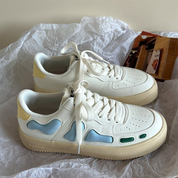 Kolmes värvitoonis lipsudega naiste tossud