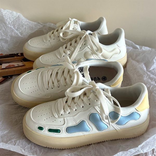 Kolmes värvitoonis lipsudega naiste tossud